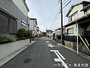 南東前面道路です。車がすれ違える道幅です。車1台とベビーカーですれ違っても余裕のある道幅は安心ですね。