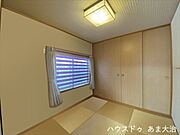 正方形の縁無し畳はデザイン性がありお洒落な印象を与えてくれますね。天井まであるたっぷり収納は来客用のお布団や季節の飾りなどの収納にも助かります。※実写よりCGにて家具消しをしたものです。