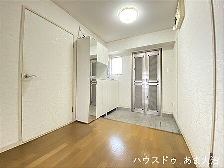 広々とした玄関ホール。引っ越しの際の家具等の搬入も安心ですね。シューズボックス付きで、玄関周りをすっきりと保つことができそうです。