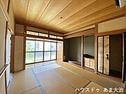 8畳和室:廊下〜6畳和室への出入りが可能な8畳和室。南側から明るい陽が差し込み一日を通して過ごしやすいお部屋です。