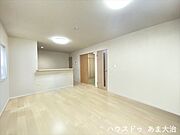 隣接する和室ともアクセスのいいリビング。キッチンからリビングや和室まで目が届きやすく、安心して調理することができます。※実写よりCGにて家具消しをしたものです。