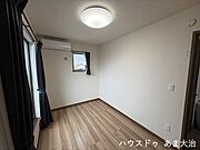 5帖洋室。北面バルコニーへの出入りが可能◎各居室カーテンレール付きで入居時費用を抑える事ができそう。