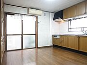ダイニングキッチンは北側に掃き出し窓があり一日中安定した明るさと心地よい風の入る空間です。作業に集中できる壁付けキッチン。ダイニングスペースにゆとりが生まれテーブルを置いても動きやすい広さです。