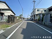 幅員約6.8mの前面道路です。引越し業者のトラックも問題なく停めて置くことが出来る道幅です。