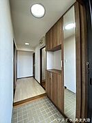 全身鏡付き♪身だしなみを整える他にも、玄関ホール内を明るく広く見せる効果もありそうです。