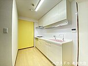 2017年1月にキッチン・給湯器交換、浄水器取付済。吊り戸棚収納のあるキッチンスペース。収納力も高そうで、物の出し入れもしやすそうですね。