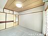 和室：6畳和室:南面バルコニーからの採光でお部屋全体が明るくなり、空間に広がりを感じますね◎