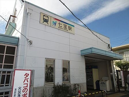 「名鉄津島線 七宝駅」 普通列車のみが停車。男女トイレと多目的トイレが上りホームに設置されています。近隣にコインパーキングもあり安心です。駅前にはコンビニもあり。 640m