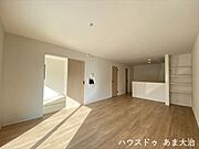 和室と洋室を兼ね備えた邸宅。18帖LDKの隣にはあると嬉しい4.5畳の和室があり、使い勝手もよさそうですね◎水回り動線がスムーズな間取りで家事もよりはかどりそうです。
