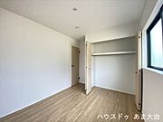 5.2帖洋室:大型収納付き◎ハンガーポール付きなので取り込んだお洗濯物をハンガーごと収納可能で、時短家事を目指せます。