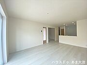17.5帖のLDK、家具選びもより楽しくなりそうなシンプルな内装です。