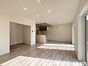 ダウンライトがリビング全体を照らしてくれます。シーリングライトではないため天井がスッキリしていて空間に広がりが感じられますね。