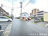 外観：道路幅にゆとりがあるので、車種を選びません。大きめの車を乗りたい方にもオススメです。