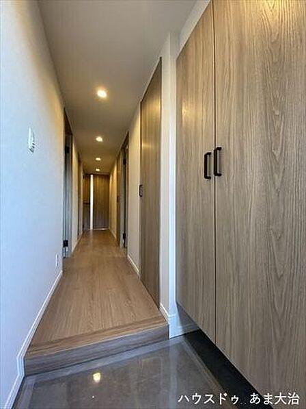 コンパクトな造りではありますが壁には鏡を設置することも可能で、より明るい空間を作り上げる事ができそうですね。