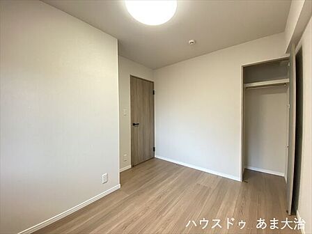片開き収納内にはデッドスペースを活用した枕棚付き。季節外の寝具収納等にも活躍してくれそうですね。