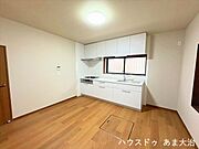 システムキッチン交換済み。北側に面したキッチンで、一日を通して安定した明るさを確保できます。
