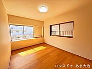 2階南西側洋室　約6帖:日当たりの良い約6帖収納付きの洋室です。