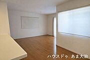 キッチンで調理をしながらリビングや洋室へ目の届く19帖LDK。続き間洋室合わせるとゆとりの空間。お友達や親せきの方が来てもゆったり寛いでいただけそう！（居住中につき画像の一部をCG加工をしております）