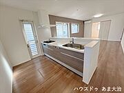 キッチンからリビングと和室を見渡せます。キッチン作業をしながらでも家族とのつながりを感じることのできる造りです。