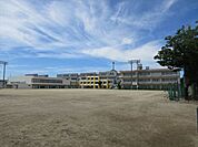 大治中学校　アレスポ精神に富み、よく学び、心豊かにたくましく生きる生徒の育成をめざす。生徒数も多く部活動も盛んです。 2200m