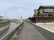 幅員約4mの前面道路です。車がすれ違うには厳しい道幅ですが、車はスピードを抑えて走行するので、お子様にも安全な道幅となっています。