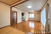 15帖LDKです。キッチンとリビング、和室のつながりを感じる事のできる間取り。どこにいても家族の気配を感じながら過ごすことができそうですね。※居住中につき、室内写真は一部画像加工を行っております。