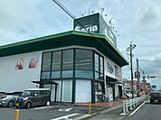 セリア甚目寺店　営業時間/10時～20時　2階建ての広い店内で品揃え豊富です。エレベーターはありません。お菓子等の食品の取り扱いあり。 290m