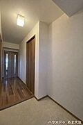 各部屋ににアクセスのできる廊下と、段差のない玄関ホールです。お子様の靴の脱着もスムーズ。※居住中につき画像を一部加工しています
