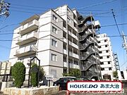 名古屋市営バス「万場大橋」まで 徒歩　約 10 分。市街へのアクセスも良好な大治町鎌須賀エリアに中古マンションの登場です。8階建ての7階に位置し、眺めのいい一室です。