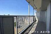 奥行も幅もあるバルコニーへは椅子を置いてゆったりと寛ぐ場としてもおすすめです。※居住中につき画像を一部加工しています