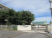 「大治小学校」　学校行事やその月の予定なども、ホームぺージに掲載し、子供達や学校の様子が公開されています。2006年度には地元住民の間でONBの会が結成され、登下校の見守り活動を行っている。 900m