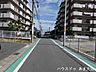 外観：前面道路です。広々としていて、街並みが開放的で圧迫感がありません。