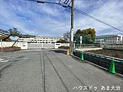 幅員約7mの西側前面道路です。引越し業者のトラックも問題なく停めて置くことが出来る道幅です。