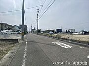 幅員約5.8mの前面道路です。車がすれ違うのに安心な道幅です。道幅が広すぎると交通量が増えてしまうのも心配ですので、これぐらいが理想的な道幅なのかもしれませんね。