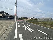 幅員約6.4mの前面道路です。車がすれ違うのに十分な道幅です。車が2台と通行人も通れる幅となっています。