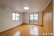 主寝室になる10.7帖の洋室。大型クローゼット付きでご夫婦のお洋服もたっぷり収納することができます。※居住中につき一部画像加工してあります