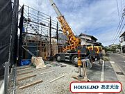 並列で3台の駐車が可能、将来車が増えても安心です。全室収納付き、収納力の高い邸宅ですね。