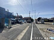 幅員約3.3mの前面道路です。普通車が1台通れる幅となります。大型車の通行が少ないので、振動や騒音が抑えられます。