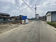 幅員約5.4mの前面道路です。車がすれ違うのに安心な道幅です。道幅が広すぎると交通量が増えてしまうのも心配ですので、これぐらいが理想的な道幅なのかもしれませんね。