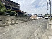 幅員約5mの前面道路です。お子様と手を繋いで歩いている横を車が通り抜けれる道幅となっています。安心してお子様と一緒にお出掛けする事が出来ます。