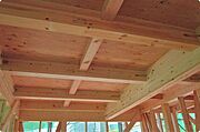 【横揺れに強い剛床工法】構造用面材を土台と梁に直接留めつける工法で、床をひとつの面として家全体を一体化することで、横の揺れにも非常に強い構造となります。
