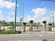 七宝小学校じょうぶで、なかよく、しんけんに　を校則としています。 490m