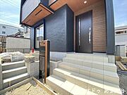 宅配ボックス付きのエントランス◎家庭菜園を楽しみたい　そんな方にも嬉しい南庭付き。