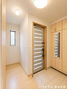 スリット式の玄関扉は室内に光も届けてくれます。奥行のある空間でゆとりある出入りができますね。※居住中につき画像を一部加工しています。