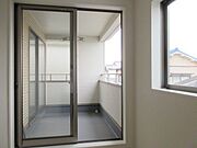6.5帖の部屋からも出入りができるバルコニーは日当りも良くたくさんの洗濯物もお布団もしっかり乾きそうですね。ちょっと息抜きに外の空気を吸いたいときにも嬉しいですね。※新築時の写真を掲載しております
