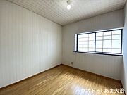 4.5帖洋室:2階居室は全室南向きで明るい空間。こちらはコンパクトなお部屋ですが作業に集中できる広さです◎