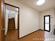 勝手口があり屋外への動線も良好。またリビングからだけでなく廊下からもアクセスができます。※居住中につき室内を一部画像加工しています。