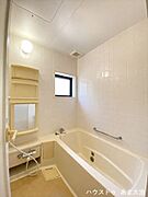 窓があり換気しやすい浴室です。肩までしっかり浸かれる深型浴槽。　※居住中につき室内を一部画像加工しています。