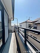 南向きバルコニーは日当たり良好です。　※居住中につき室内を一部画像加工しています。