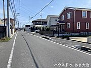 幅員約7.7mの前面道路です。普通車が余裕を持ってすれ違うことの出来る道幅です。もちろん、大型車も余裕を持って通行出来ます。